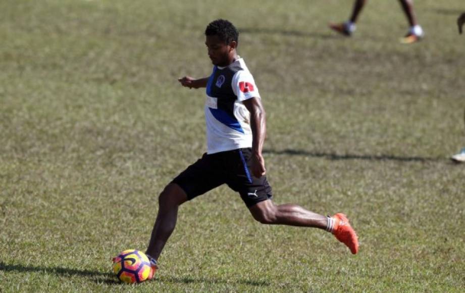 El lateral izquierdo Ever Alvarado todavía no ha firmado su contrato con el Olimpia. El jugador está negociando con el club su continuidad.