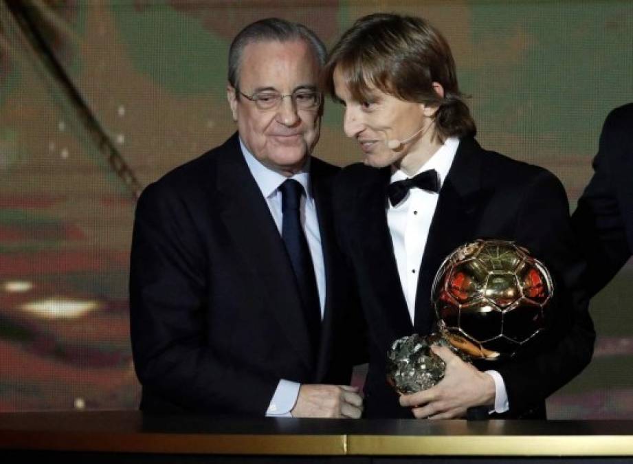 Florentino Pérez subió al escenario para felicitar a Luka Modric.