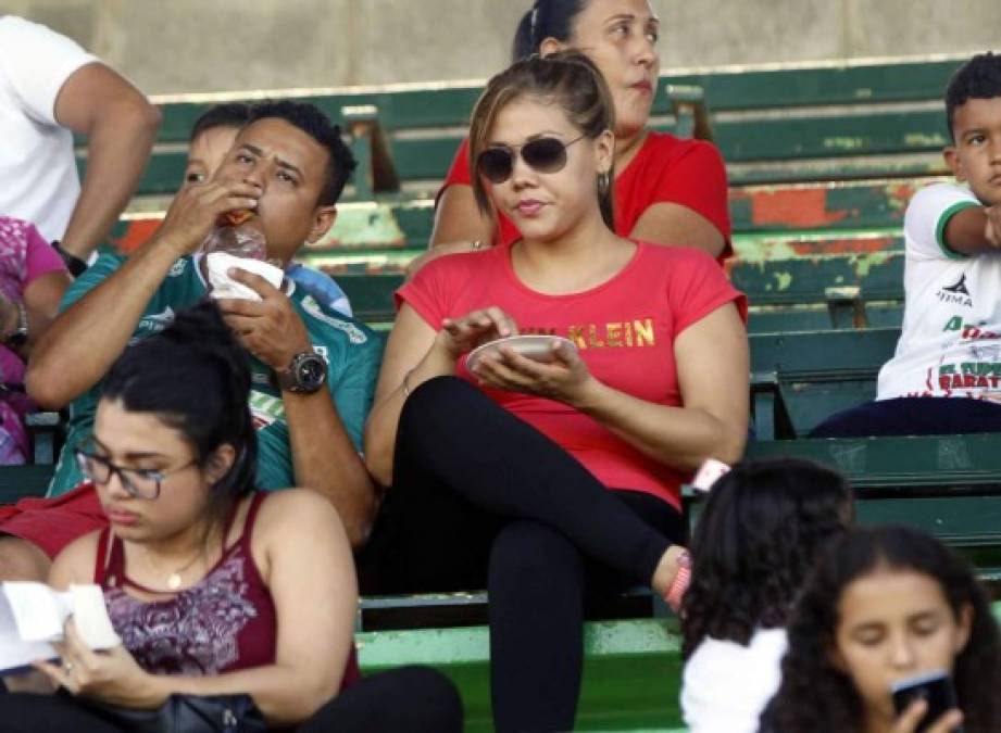 Hora de la comida en las gradas del estadio Excélsior.