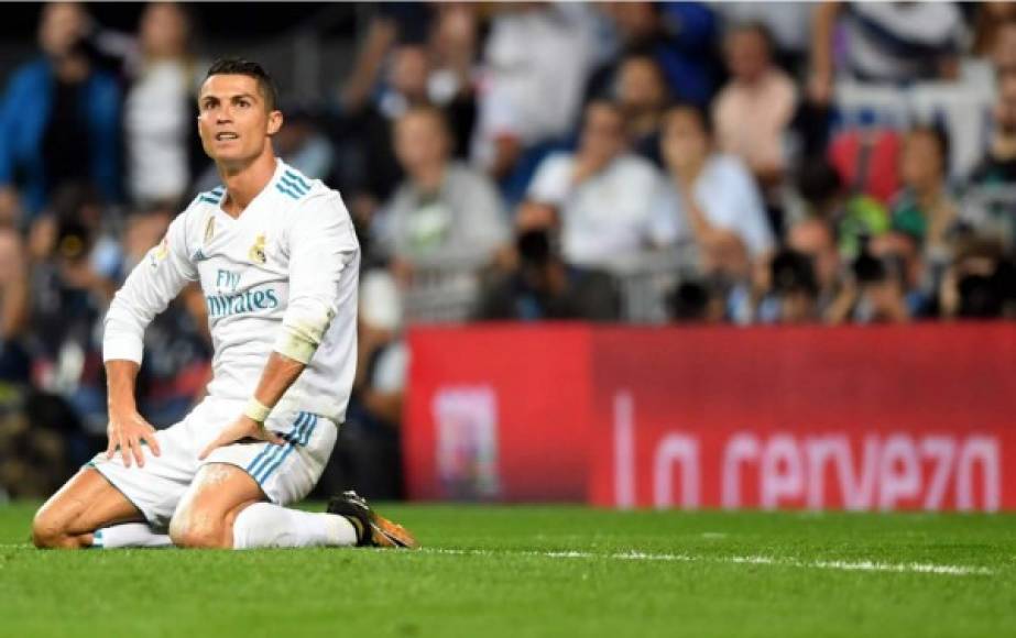 Cristiano Ronaldo rendido ante sus fallas en el campo del estadio Santiago Bernabéu.