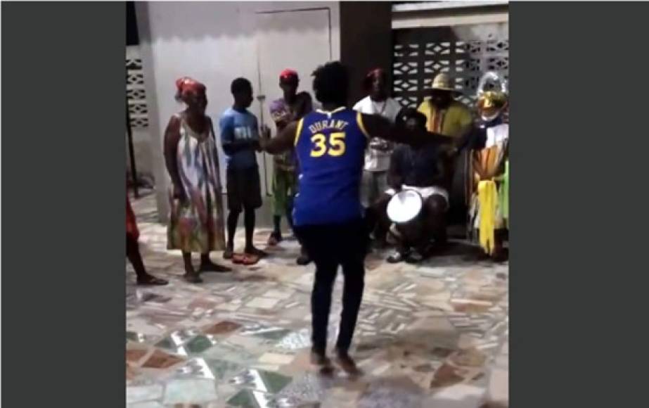 Alberth Elis publicó un video en su Instagram en el que aparece bailando Yancunú, el tradicinal ritmo en la comunidad garífuna. El delantero del Houston Dynamo está pasando vacaciones en Tela.