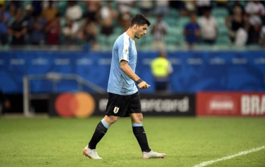 Luis Suárez caminando al centro del campo luego de fallar su penal.