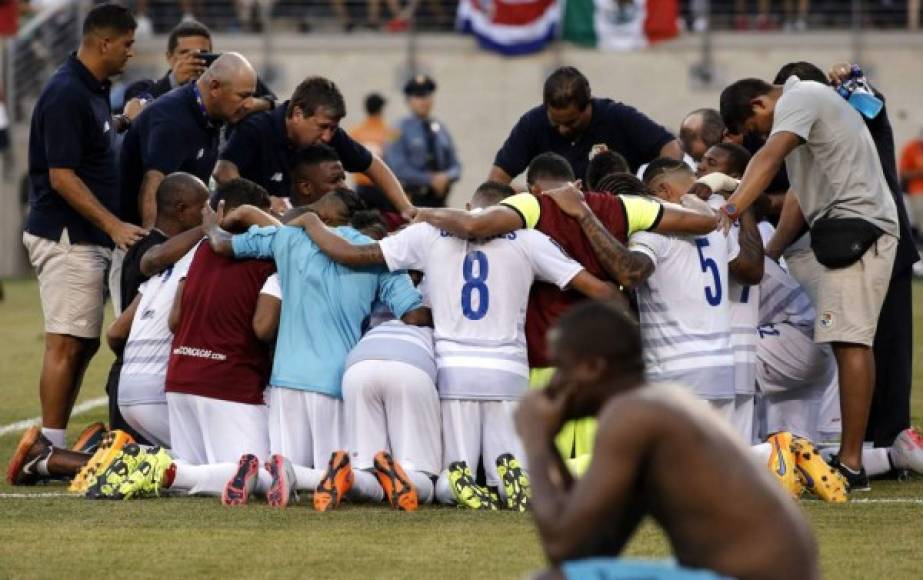 Jugadores de la selección de fútbol de Panamá orando luego de lograr el boleto en los penales. Foto EFE