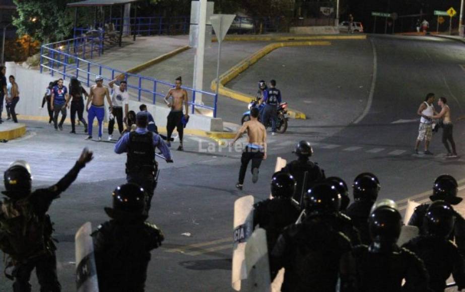 Los aficionados del Motagua se enfrentaron a la Policía y a la barra del Olimpia en las afueras del estadio Nacional.