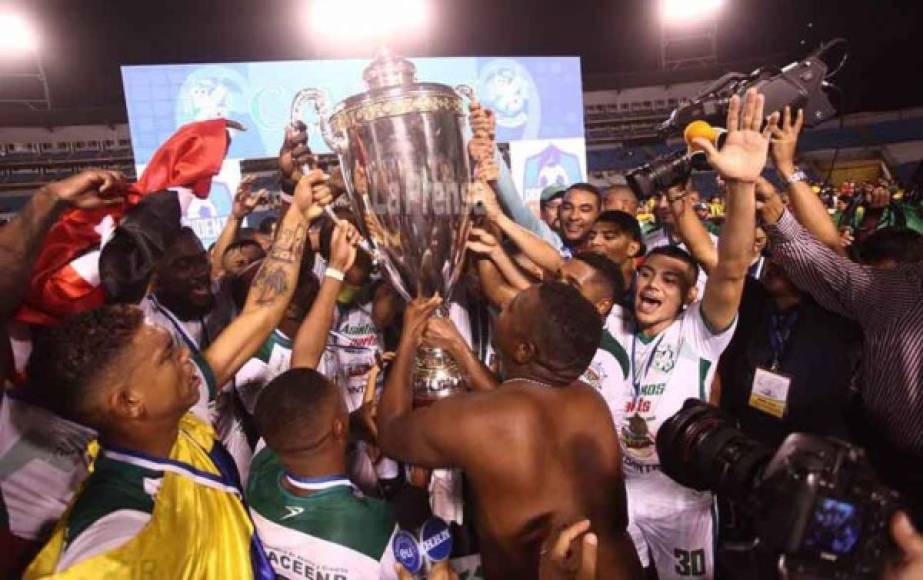 Jugadores del Platense levantando la Copa.