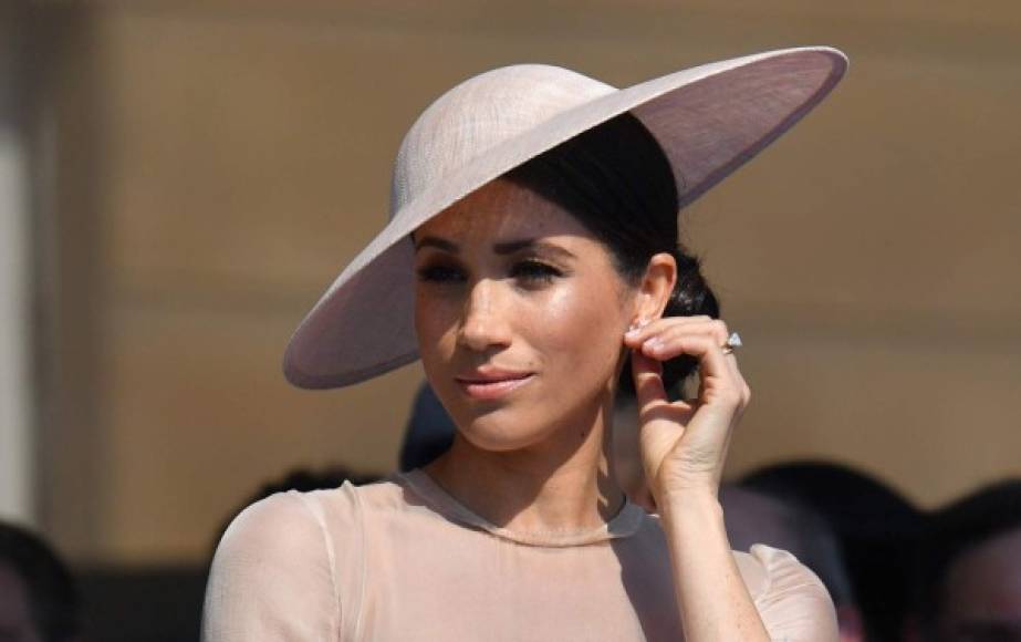 La pareja acudió a una fiesta en los jardines del palacio de Buckingham para celebrar el 70º cumpleaños del padre de Harry, el príncipe Carlos, heredero al trono de Isabel II.