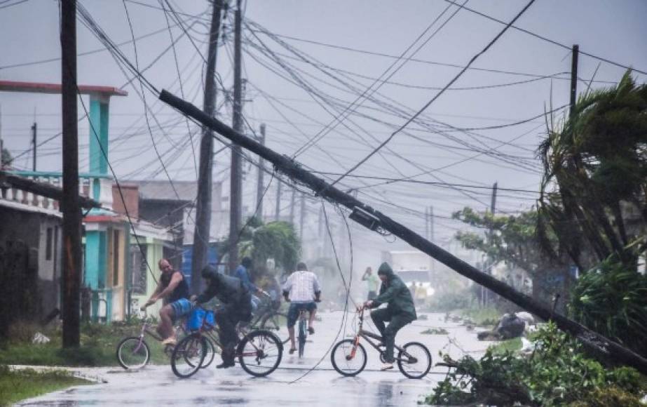 Irma, surgido a finales de agosto frente a las costas africanas y que llegó el miércoles a las Antillas, superó el récord del tifón Haiyan de 2013 en Filipinas.