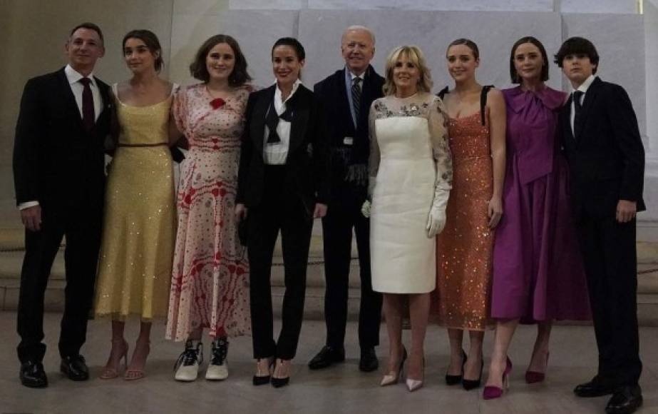 Las nietas del nuevo presidente de Estados Unidos opacaron a su abuela, la primera dama Jill Biden, en la gala de bienvenida para el mandatario que se celebró anoche en la Casa Blanca donde fueron presentadas como parte de la nueva familia presidencial de EEUU.