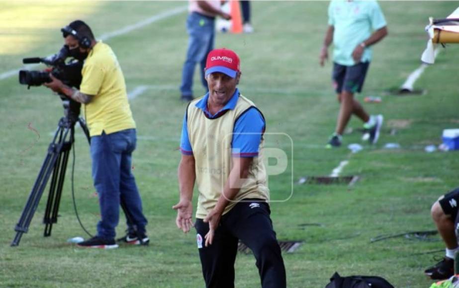 La furia de Pedro Troglio tras una jugada de su equipo.