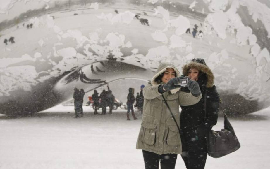 La tormenta de nieve rompió récord en Chicago. Dos turistas se toman una selfie frente a la Cloud Gate.