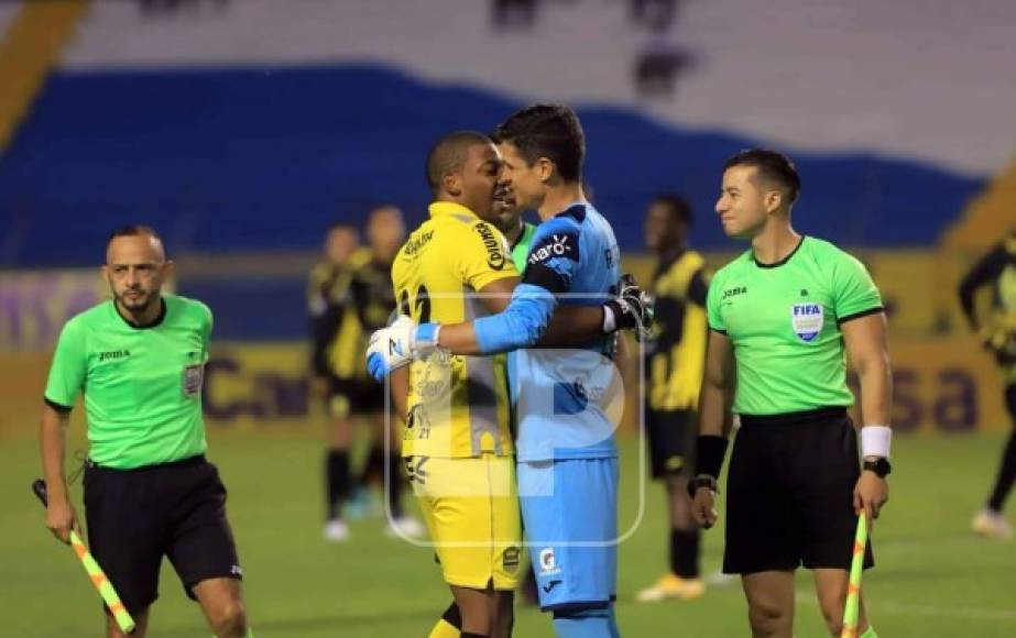 El fraternal abrazo que se dieron los porteros Luis 'Buba' López y Jonathan Rougier previo al partido Real España-Motagua.