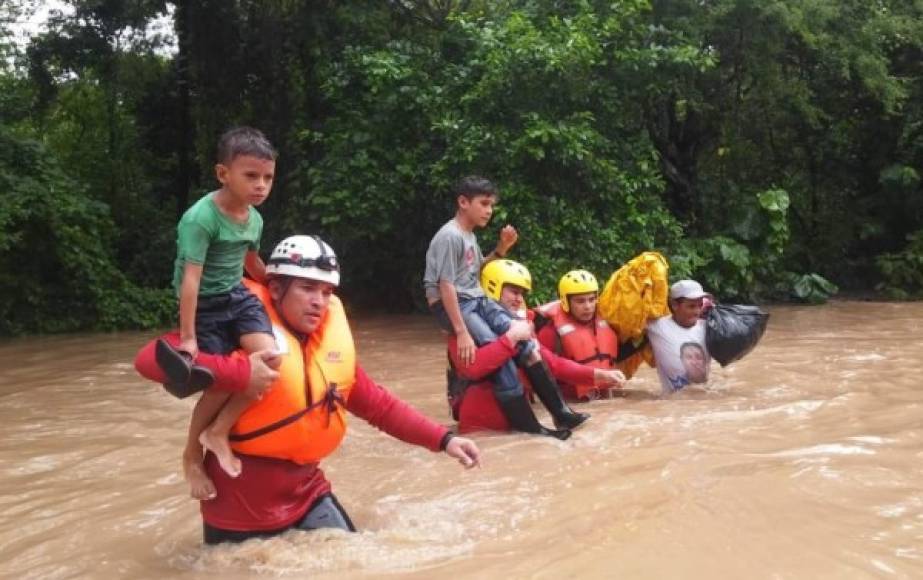 Una enorme trabajo ha realizado el Cuerpo de Bomberos de Honduras durante las labores de rescate producto de las inundaciones en Honduras.