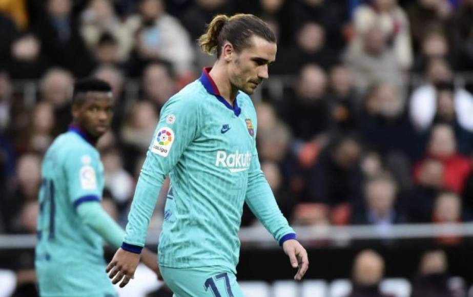 Barcelona's French forward Antoine Griezmann gestures during the Spanish league football match Valencia CF against FC Barcelona at the Mestalla stadium in Valencia on January 25, 2020. (Photo by JOSE JORDAN / AFP)