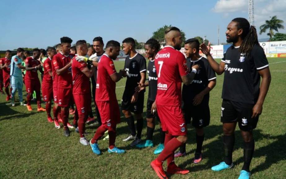 Los jugadores de Motagua saludan a los del Honduras Progreso previo al inicio del partido.