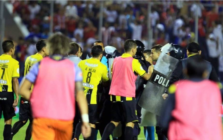 Al final del partido, los jugadores y cuerpo técnico del Real España le reclamaron a la cuarteta arbitral comandada por Armando Castro.