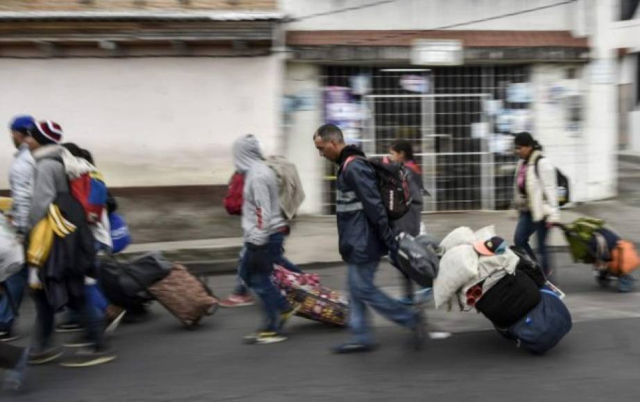 Los venezolanos afirman que conseguir un pasaporte en su país se ha convertido en 'verdadero lujo', pues quien lo requiera debe pagar entre 1.000 y 5.000 dólares, aunque el salario promedio mensual no supera los cinco dólares en el país petrolero.