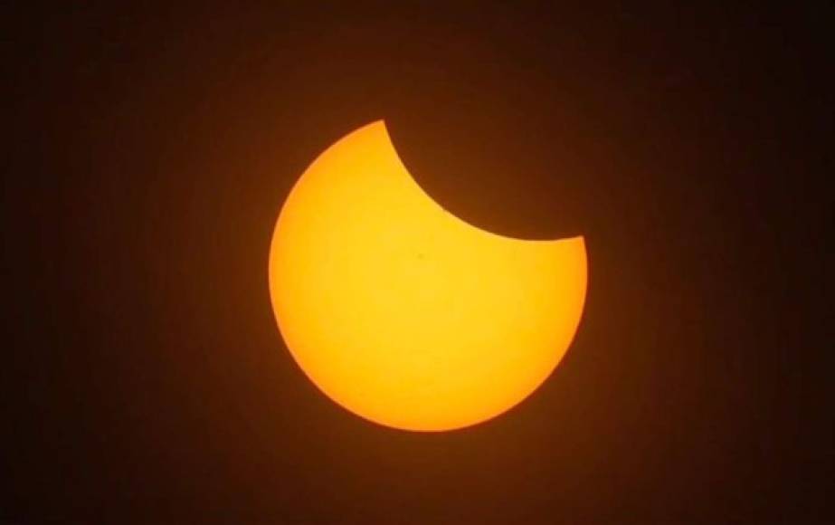 Finalmente la suerte y el cielo estuvieron de su lado y en Charleston, donde desde temprano miles de personas se dirigían hacia la costa para encontrar un buen punto de observación, los espectadores pudieron ser los últimos testigos.