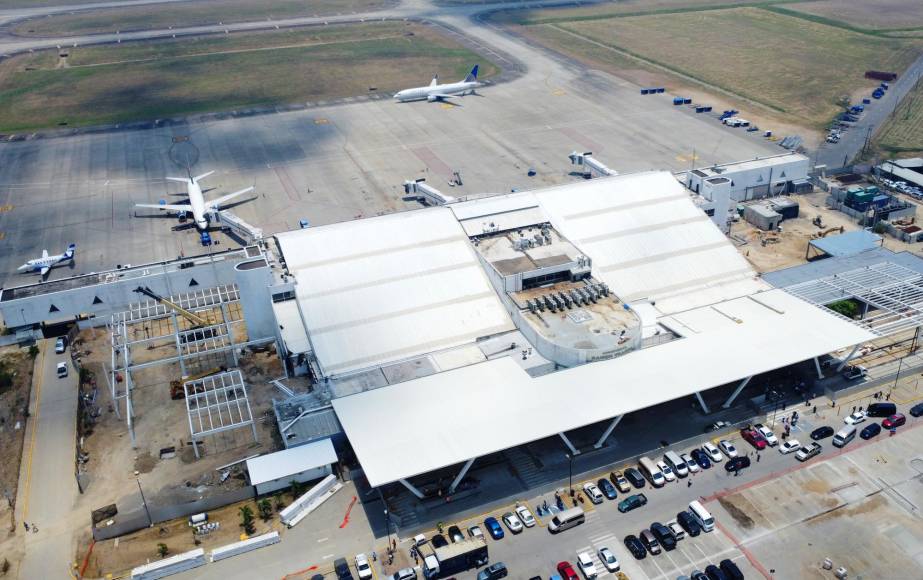 El aeropuerto está siendo ampliado hacia los lados, es decir tanto la terminal A como la terminal B tendrán mayor capacidad de atención como parte del proyecto de remodelación y modernización.