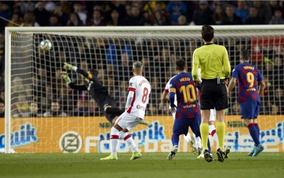 Messi recibió el balón cerca del borde del área, levantó la cabeza y puso el balón en el ángulo contrario. Un golazo de Leo.