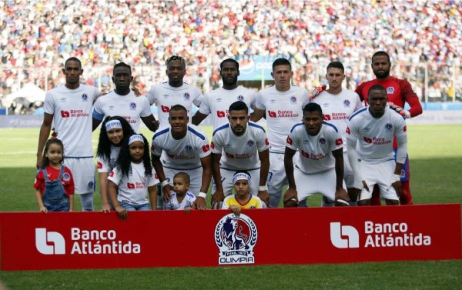 El once titular de Olimpia posando previo al comienzo del partido.