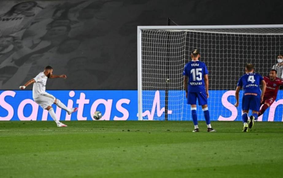 Real Madrid se adelantó temprano en el partido, minuto 10, con este gol de penal de Karim Benzema. Disparo de derecha engañando al portero del Alavés.