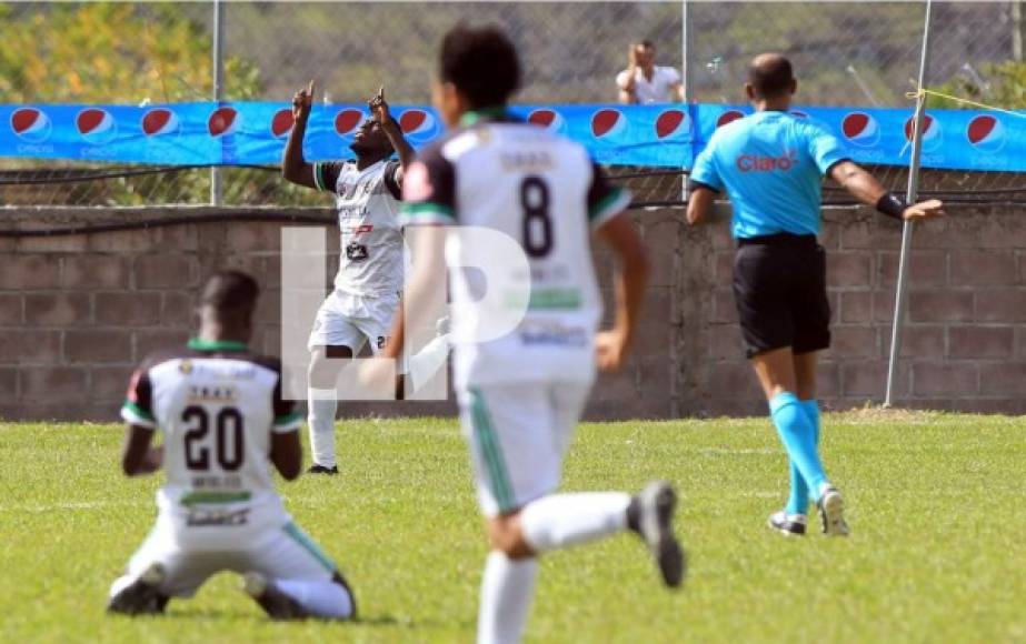 El colombiano Roberto Riascos abrió el marcador en el partido para el Santos FC y así lo celebró.