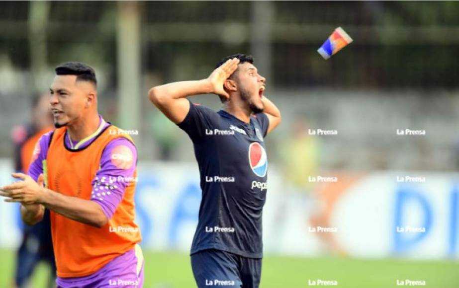 Marcelo Pereira le hace este gesto de burla a la afición del Marathón tras el gol de Juan Pablo Montes.