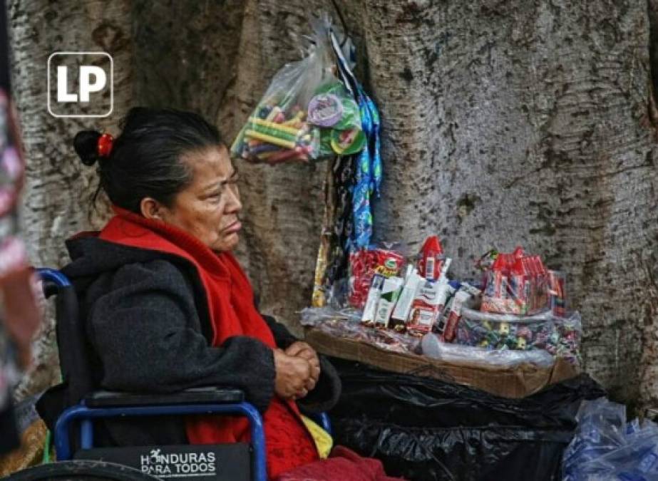 Para esta sencilla y valiente mujer, el estar en una silla de ruedas no es obstáculo; allí, a su lado izquierdo, tiene su negocio: una pequeña y humilde chiclera con la que se gana la vida de manera digna.