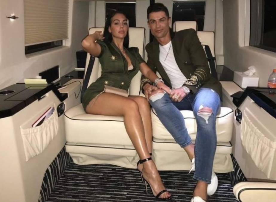 Cristiano Ronaldo decidió olvidarse por un rato del fútbol y ha disfrutado de unas merecidas vacaciones al lado de su amada Georgina Rodríguez. El astro portugués y su chica han presumido de su amor en las redes sociales. Fotos Instagram.