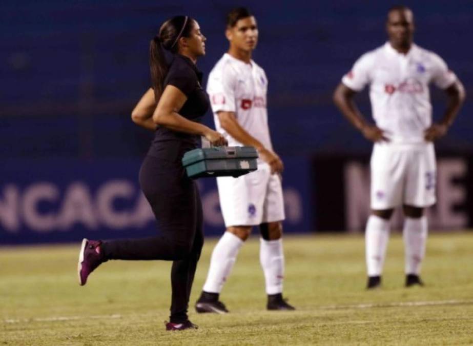 Leslie Fareaux robó las miradas de los futbolistas del Olimpia.