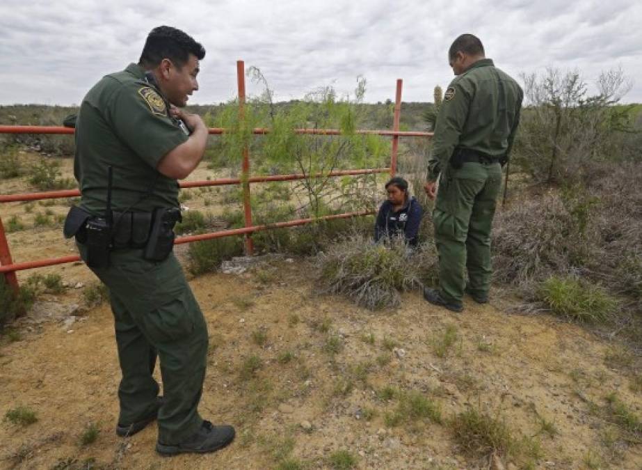 Ayer, agentes de la Patrulla Fronteriza detuvieron a varios inmigrantes, cerca de Roma, Texas.