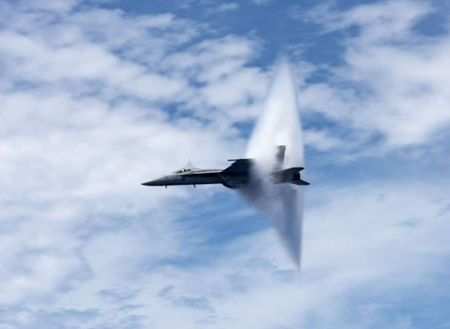 WASHINGTON. Poderío militar. Un caza F/A-18E rompe la barrera del sonido tras realizar maniobras militares sobre el Atlántico.