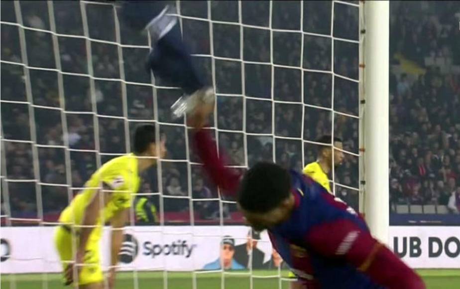 El tremendo enfado de Ronald Araújo tras fallar una ocasión de gol en los últimos minutos.