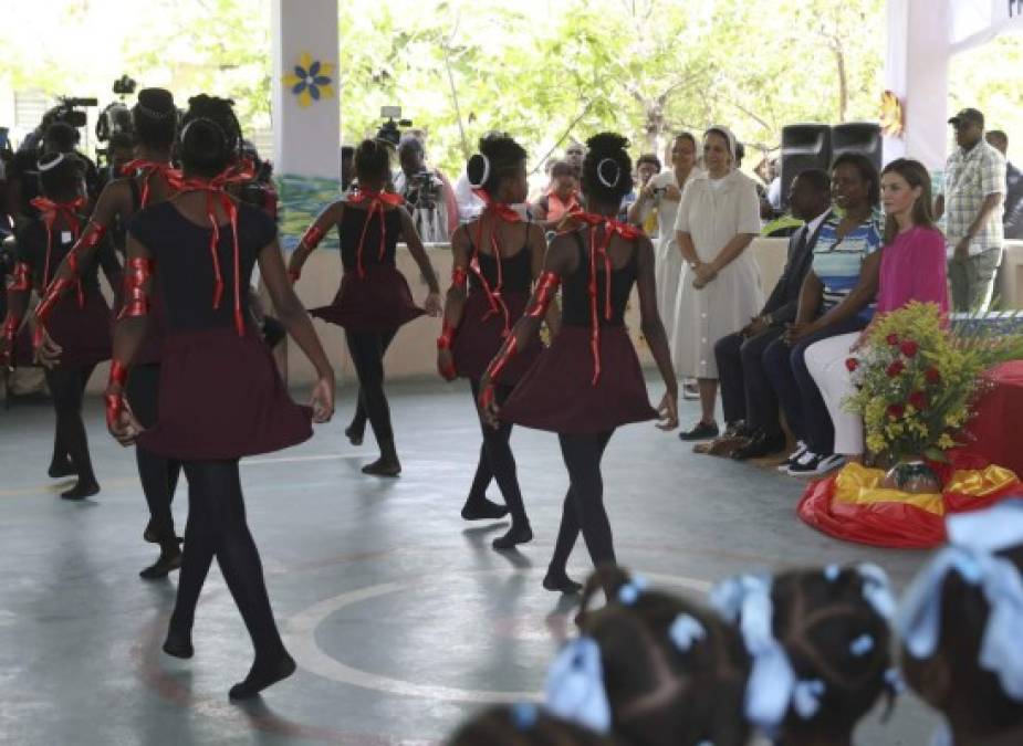 La Reina se desplazó al comedor donde dan pautas de nutrición a las madres y luego al patio de los alumnos más pequeños, donde un grupo de unos 25 escolares uniformados le dedicó una canción en español ante una pizarra donde estaba escrito su nombre.