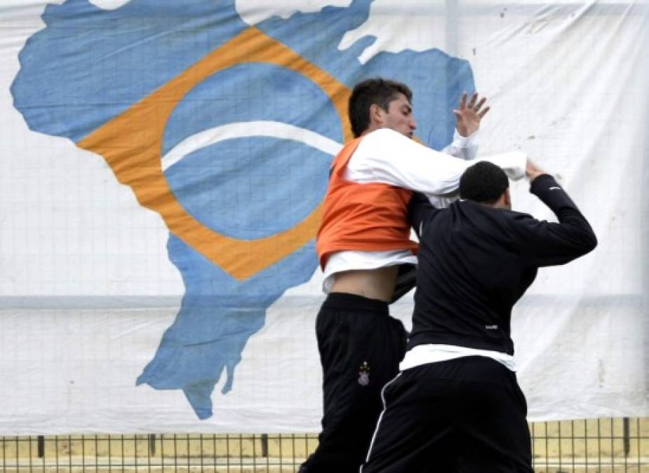 Tévez y Mrquinhos: Sucedió en una práctica recreativa del Corinthians y los jugadores estaban en equipos opuestos. Tévez dominaba la pelota y desplazó a Marquinhos con un codazo, el deportista brasileño respondió con un puño y después se formó una pelea entre ambos. La violenta pelea fue controlada por otros jugadores del equipo;