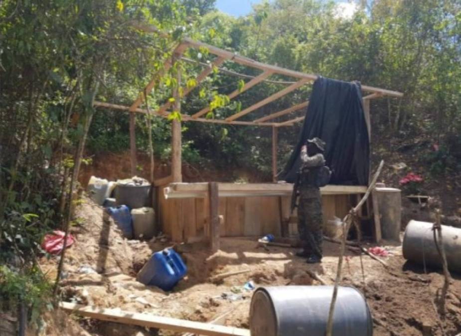 También encontraron una estructura que sirve como laboratorio para la elaboración de la pasta de coca.