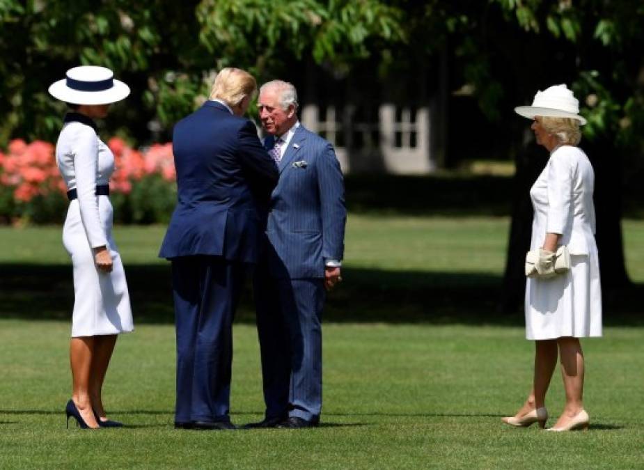 Trump y su esposa Melania fueron recibidos al pie del helicóptero presidencial por el príncipe Carlos y su esposa Camila, que los acompañaron bajo una salva de cañón hasta la entrada del palacio donde los esperaba la reina de 93 años.