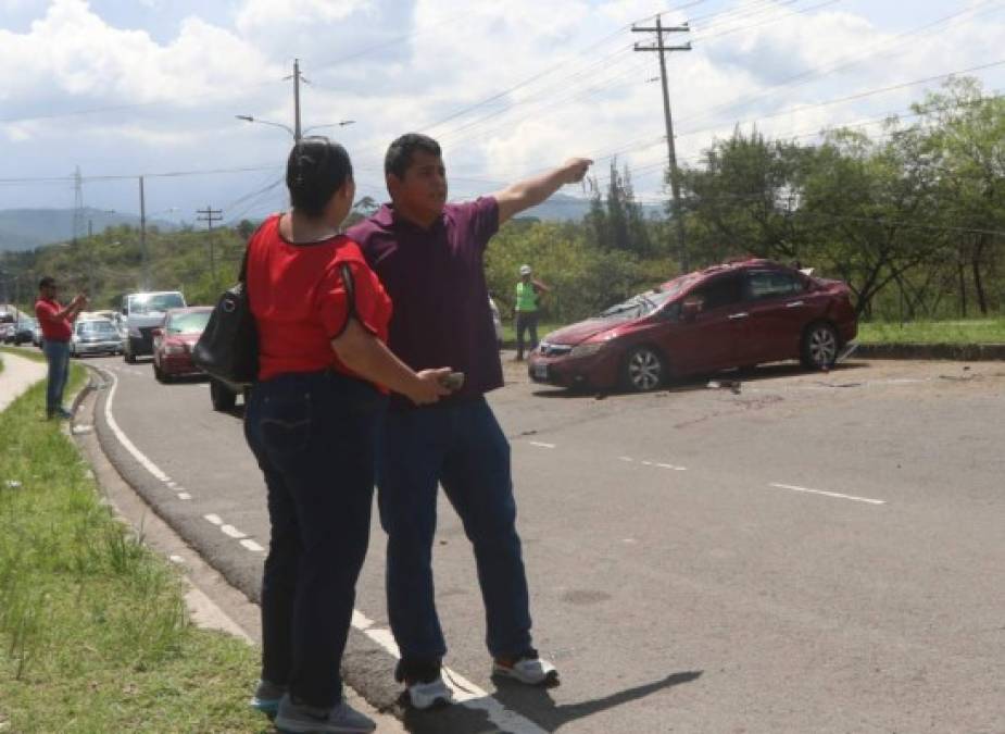 Un familiar de los jóvenes explicó que presuntamente el carró derrapó en aceite y se fue a estrellar a un poste de luz. En la imagen el pariente relata el hecho.