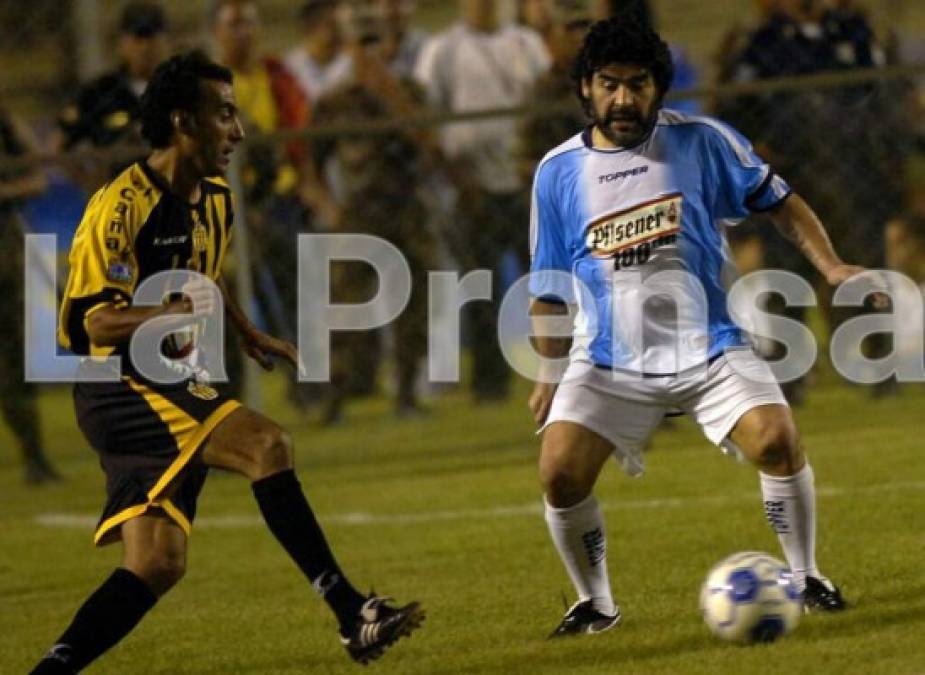 Maradona jugó en Honduras en el 2006 en el estadio Olímpico de San Pedro Sula y cobró 80,000 dólares, llegó a contemplar hasta a dirigir al combinado catracho.