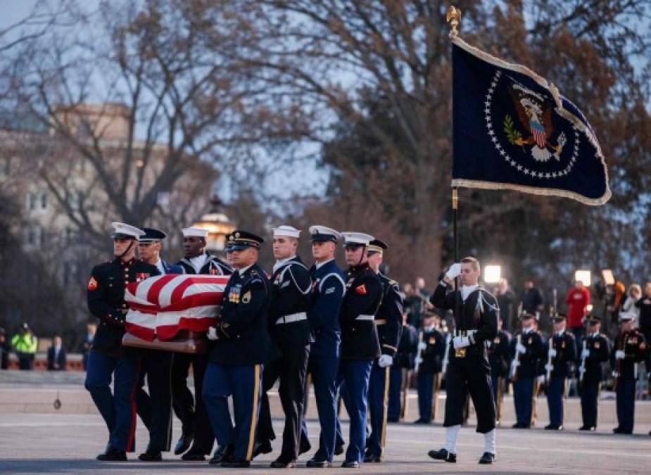 El funeral de Estado contará con la presencia del presidente Donald Trump y la primera dama, Melania, así como otros exmandatarios y personalidades destacadas de la vida pública estadounidense, como miembros del Gobierno y del Tribunal Supremo.