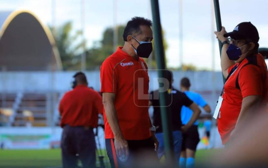 Jorge Pineda, asistente técnico del suspendido Héctor Vargas, estaba incrédulo en el banquillo tras la goleada que les propinó el Platense.