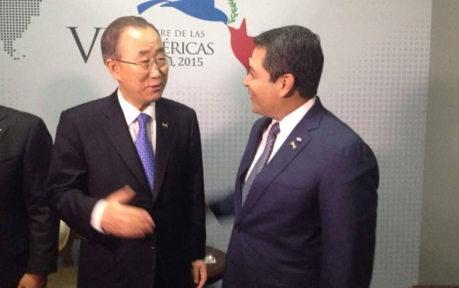 El Secretario General de las Naciones Unidas, Ban Ki-moon, saluda al presidente de Honduras, Juan Orlando Hernández, en la Cumbre de las Américas en Panamá.