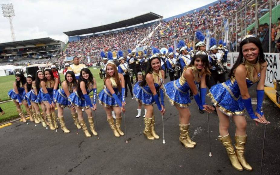 Las palillonas del Infop durante su presentación en el Estadio Nacional de Tegucigalpa.