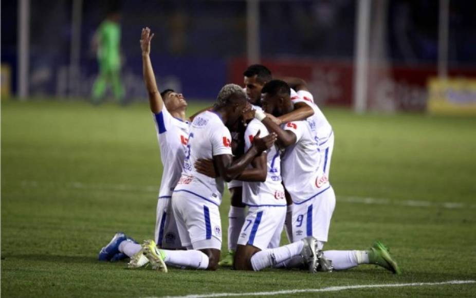 El festejo de los jugadores del Olimpia tras el gol de Bengtson.