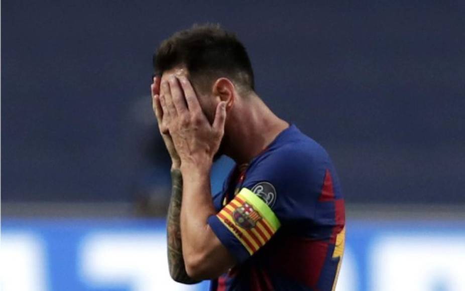 La dolorosa imagen de Messi con las manos en su rostro.