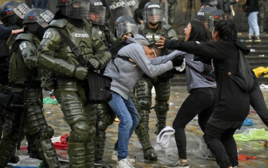 La respuesta policial impidió el ingreso de los encapuchados al Capitolio, la Alcaldía y otros edificios públicos, mientras los manifestantes que quedaban en la Plaza de Bolívar se retiraban del sector.