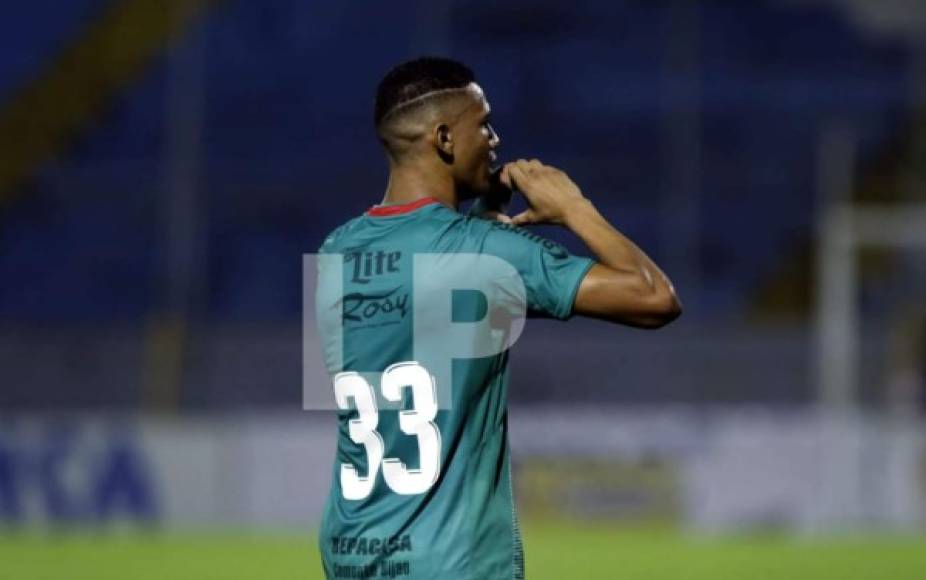 Kervin Arriaga celebrando su golazo que le marcó a la UPN.