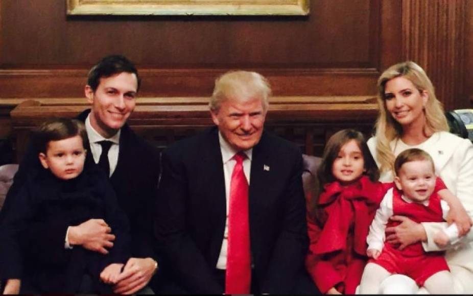 Ivanka compartió su foto familiar en uno de los salones de la residencia más segura del mundo. Su esposo, Jared Kushner, fue juramentado este domingo como asesor del presidente estadounidense.