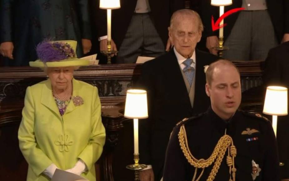 El príncipe Felipe<br/><br/>El esposo de la reina Isabel II todavía no tiene claro si asistirá a ver a su nieta pasar por el altar dado sus altibajos en temas de salud.<br/><br/>Anque algunos especula que el duque de Edimburgo podría estar evitando cruzarse con Sarah Ferguson, quien ha destapado los escándalos de la familia real desde que se divorcio con el príncipe Andrew.<br/><br/><br/>
