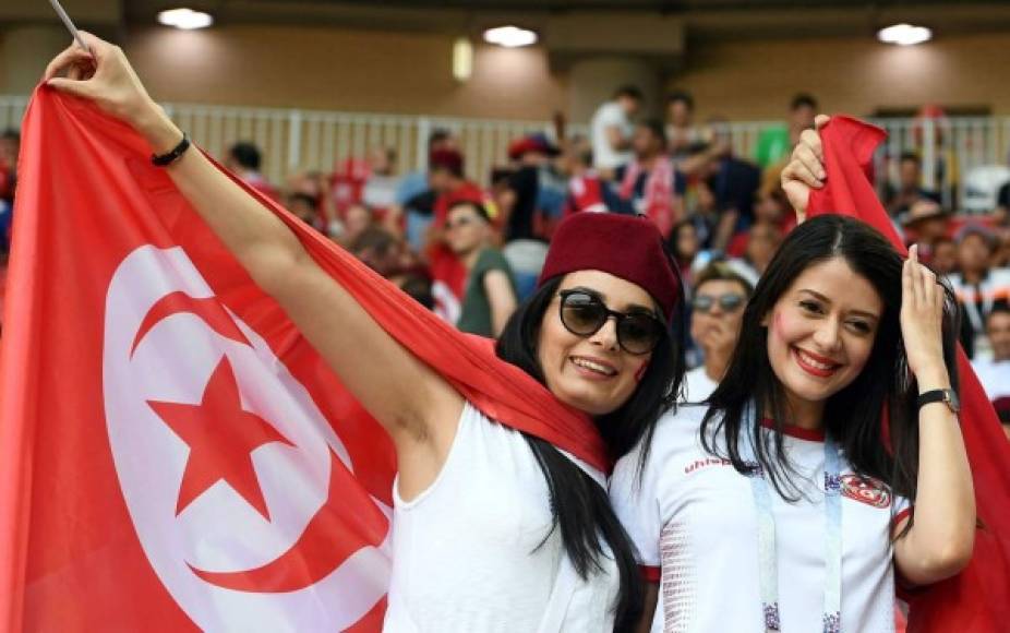 Túnez contó con el apoyo de bellas aficionadas.